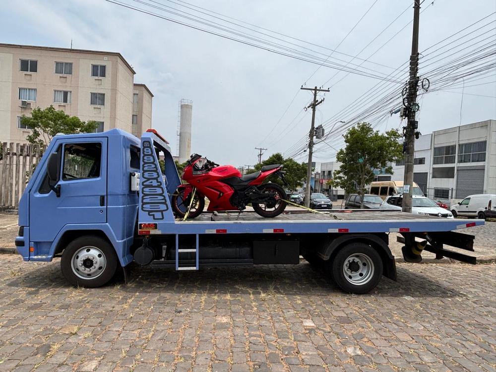 Moto esportiva vermelha amarrada na plataforma