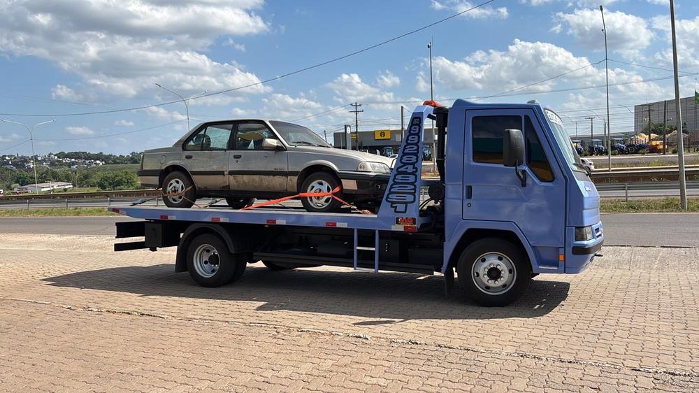 Carro antigo sendo removido